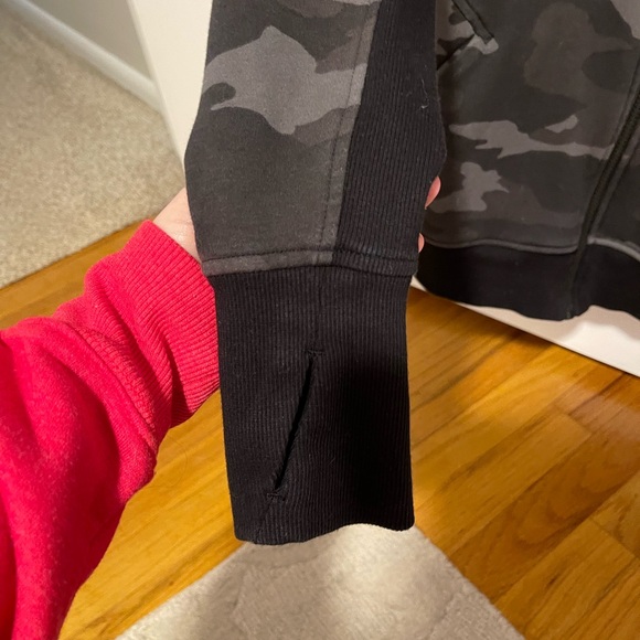 EUC Athleta Triumph Printed Hoodie - SIZE SMALL - Picture 9 of 9